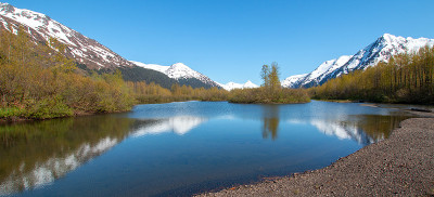 美国阿拉斯加安克雷奇附近Portage Creek的弯曲海岸