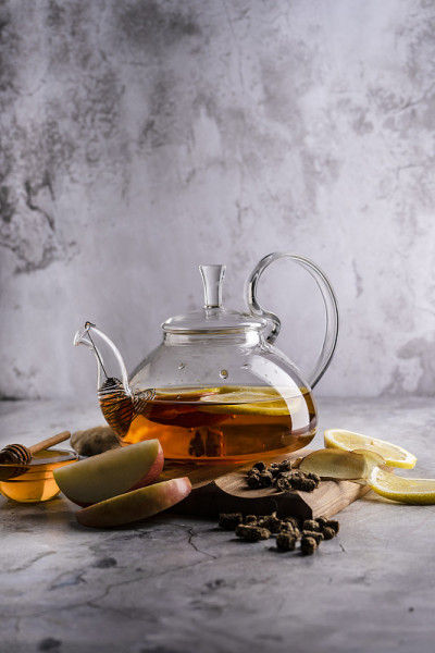 选择性聚焦，在透明茶壶中新鲜泡茶