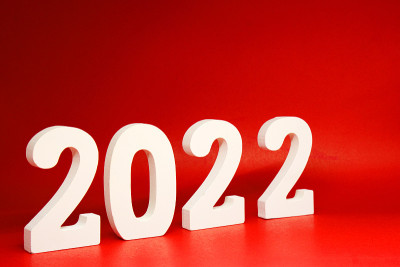 2022年新年快乐，2022号木器对象红色背景和复制空间-红色新年庆祝和商业资源概念-营销资源设计模