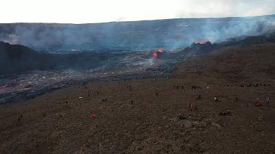 冰岛火山喷发鸟瞰图