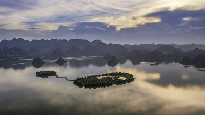 塔姆丘塔的空中景观:世界上最大的塔位于越南的哈南省。旅游与宗教观念