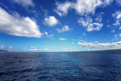 毛伊岛海岸的海景和云雾