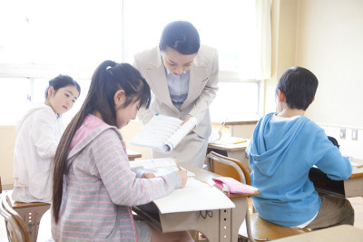 女教师给学生上课