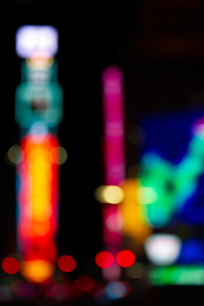 散景城的灯光在夜晚从时代广场传来
