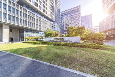 空路与现代商务办公大楼