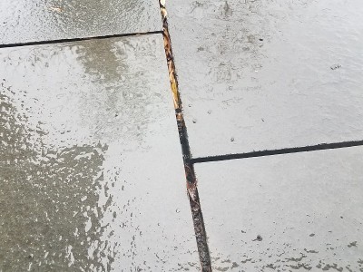 潮湿的灰色石头或岩瓦上的水