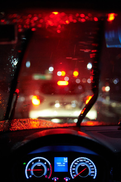 开车时下雨的黄昏风景。
