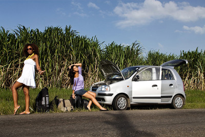 两个女人搭便车