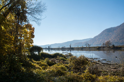 哈德逊河谷和火车轨道的秋景