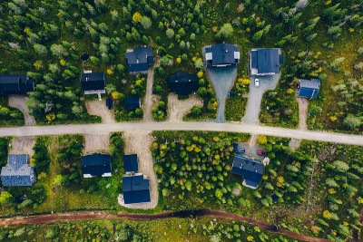 芬兰乡村鸟瞰图，带有别墅的住宅区