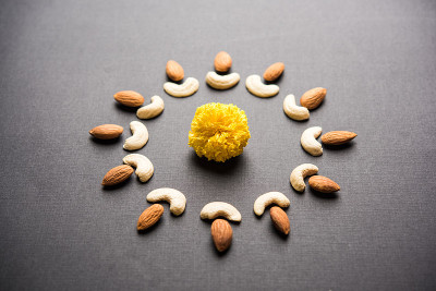 排灯节的概念使用Cachew/Kaju和Almond/Badam aoing与油灯和花