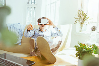戴着虚拟现实眼镜的人。未来技术的概念