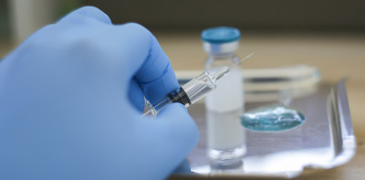 新型疫苗covid-19小瓶剂量流感注射药物针头注射器，概念医学试验疫苗冠状病毒皮下注射治疗疾病预防