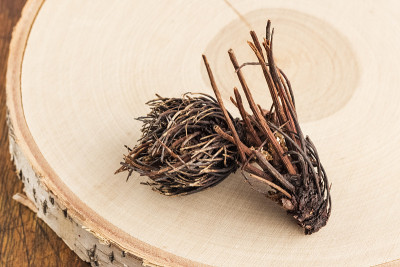 红景天的根茎或根，四瓣在木板上