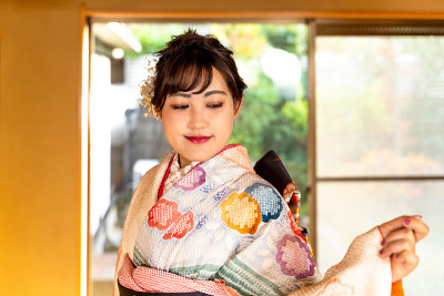 穿和服的妇女