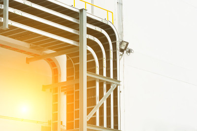 支撑变电站建筑的电缆桥架。