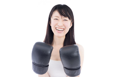 戴拳击手套的年轻女子