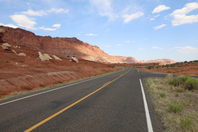 穿过国会礁国家公园的道路。犹他州。美国
