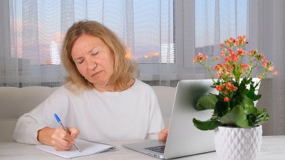 职场疲惫的女商人。过度工作，犯错误，压力，抑郁的概念