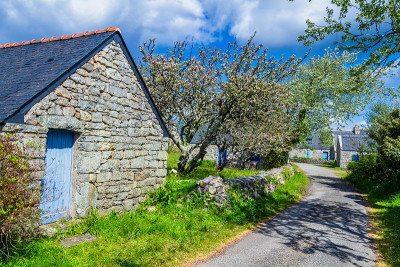 美丽的村庄Rostudel前渔村的街景，公园自然区域的d'Armorique。Camaret-sur
