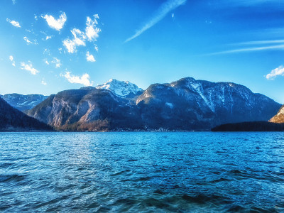 俯瞰哈尔斯塔特山谷的湖面和群山
