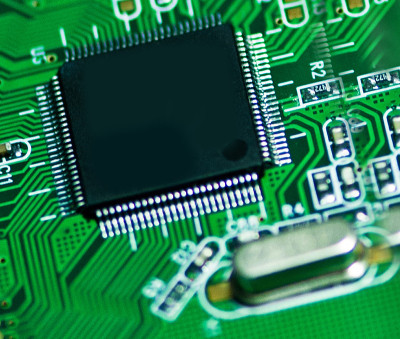 带有集成电路和电子元件的印刷电路板(PCB)