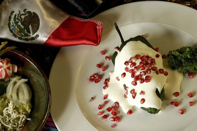 Chiles en Nogada是一道墨西哥菜。这道菜由波布拉诺辣椒(poblano chilis)