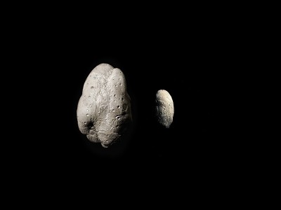 两颗有陨石坑的小行星，一颗带卫星的小行星