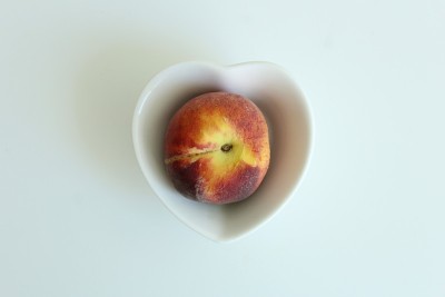 心形盘子里的桃子。