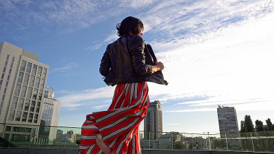 美丽的黑发女人在户外跳舞