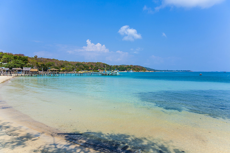 美丽的海滩和木制码头在海湾