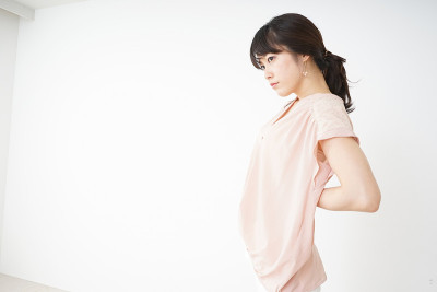 这位年轻女子正遭受背痛之苦