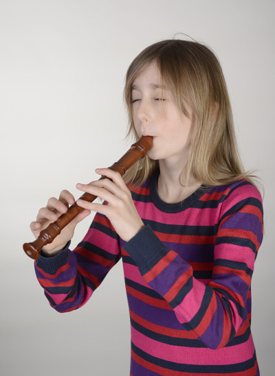 女孩玩记录器
