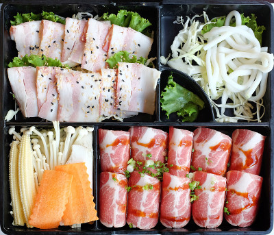 牛肉套餐和黑色托盘蔬菜在烧烤，烧串和烧烤Sukiyaki自助餐厅。