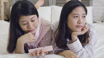 女孩无聊的时候，姐姐在手机上发短信