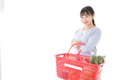 年轻女子在超市购物
