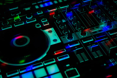 俱乐部派对DJ控制器上的彩色派对灯的DJ Jog轮滑块和旋钮