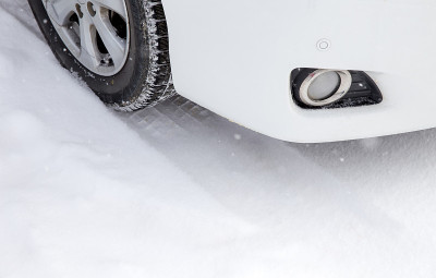 在大雪纷飞的冬天开车