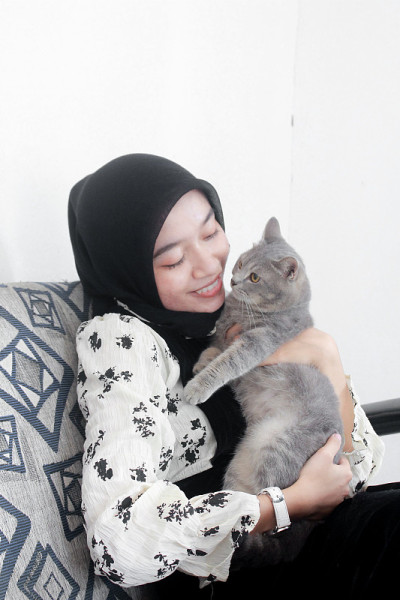 年轻女子在家玩猫