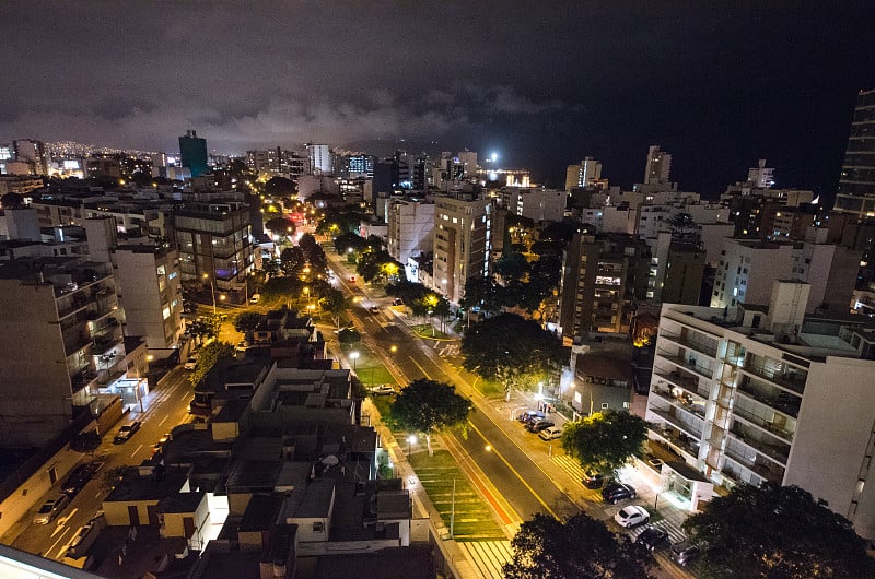 秘鲁利马主要广场的全景夜景。