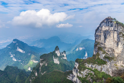 中国湖南张家界天门山国家公园山顶的观景台