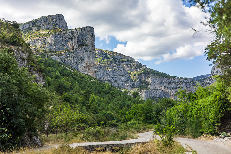 风景周围的Fenestrettes徒步步道Saint-Guilhem-le-Désert(欧西塔尼，