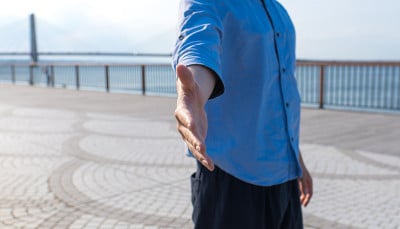 亚洲男人伸出了援助之手