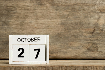 白色的木版日历显示日期为27和10月