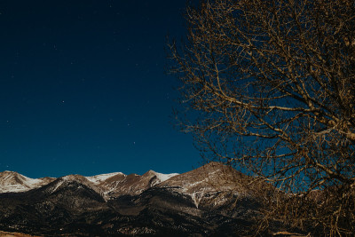 夜晚的雪山