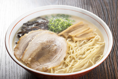 桌上放着热猪肉骨拉面