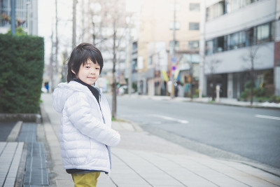 一个亚洲小孩走在城市里