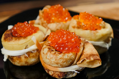 煎饼配红鱼子酱。红鱼子酱