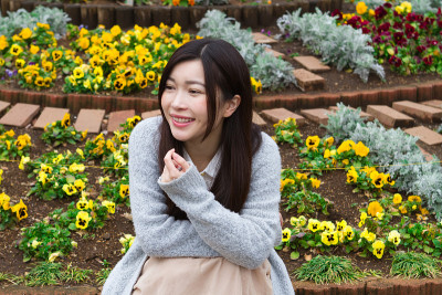 日本妇女在绿色放松