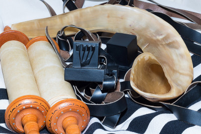 西法Torah(圣经)，Tefillin和羊角号